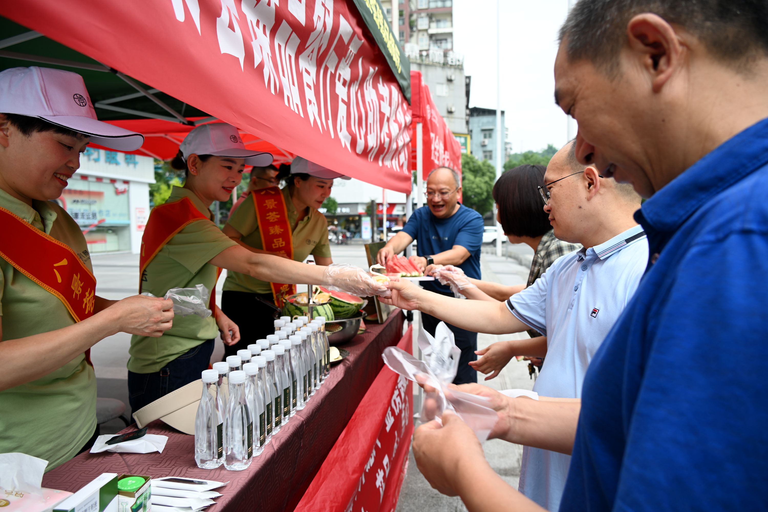 驛”路同行，建始縣總工會聯(lián)動星光天地商圈愛心助考